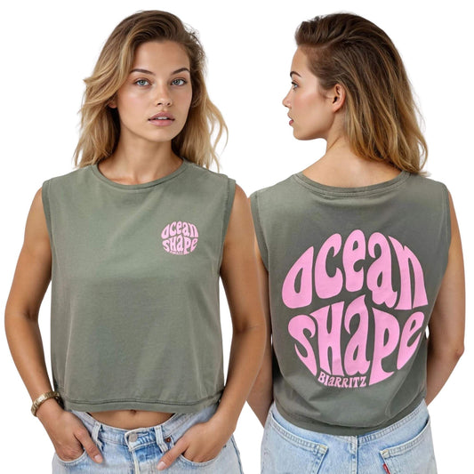 Crop top khaki 100% coton biologique avec petit logo bubble "ocean shape biarritz" rose sur la poitrine et gros logo bubble "Ocean Shape Biarritz" rose dans le dos, vu de face et de dos sur mannequin femme
