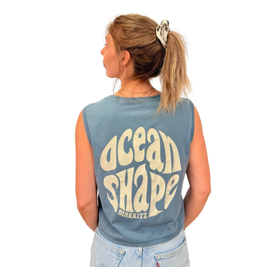 crop top gris mineral 100% coton biologique avec gros logo bubble ocean shape beige dans le dos, vu de dos sur mannequin femme
