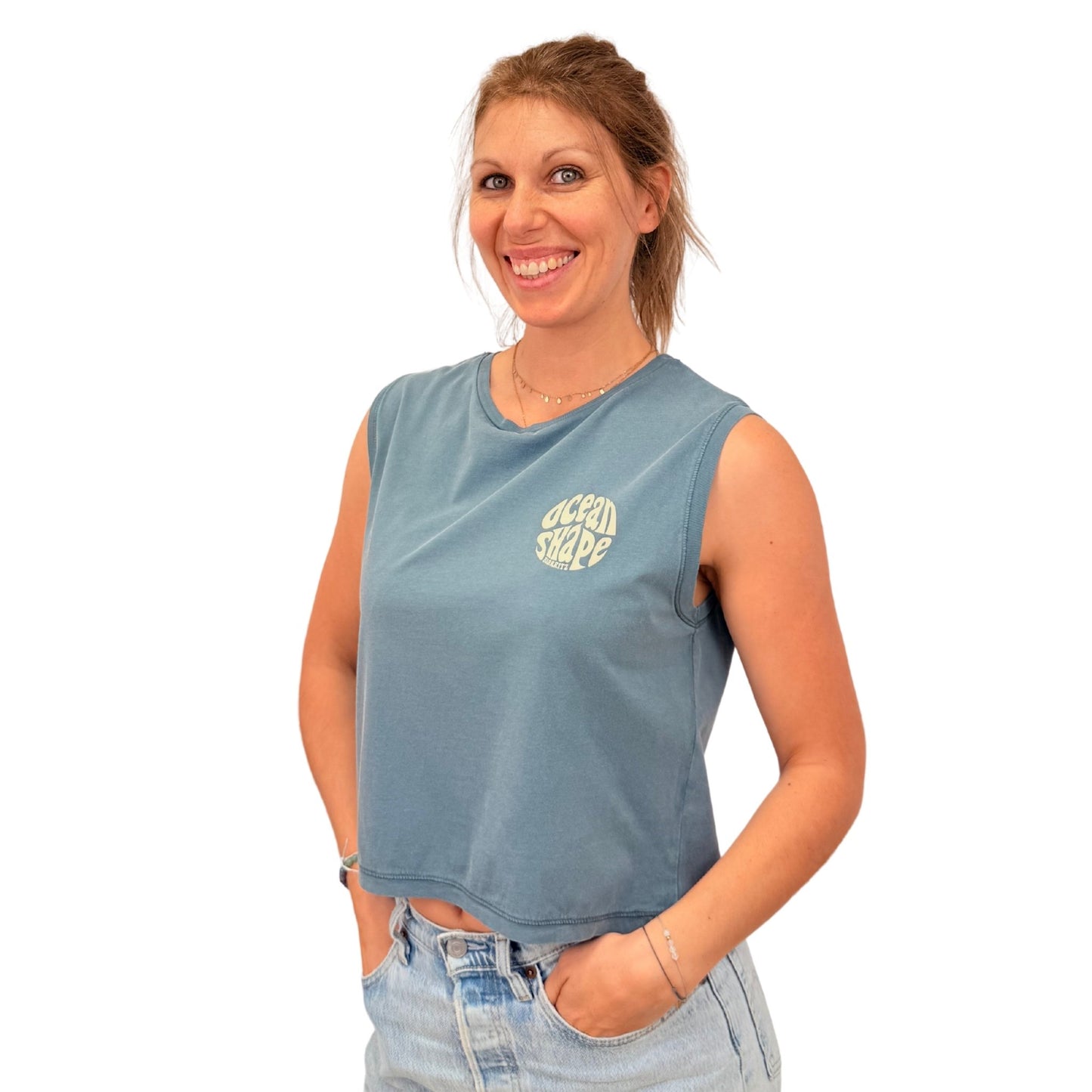 crop top gris mineral 100% coton biologique avec petit logo bubble ocean shape beige sur la poitrine, vu de face sur mannequin femme
