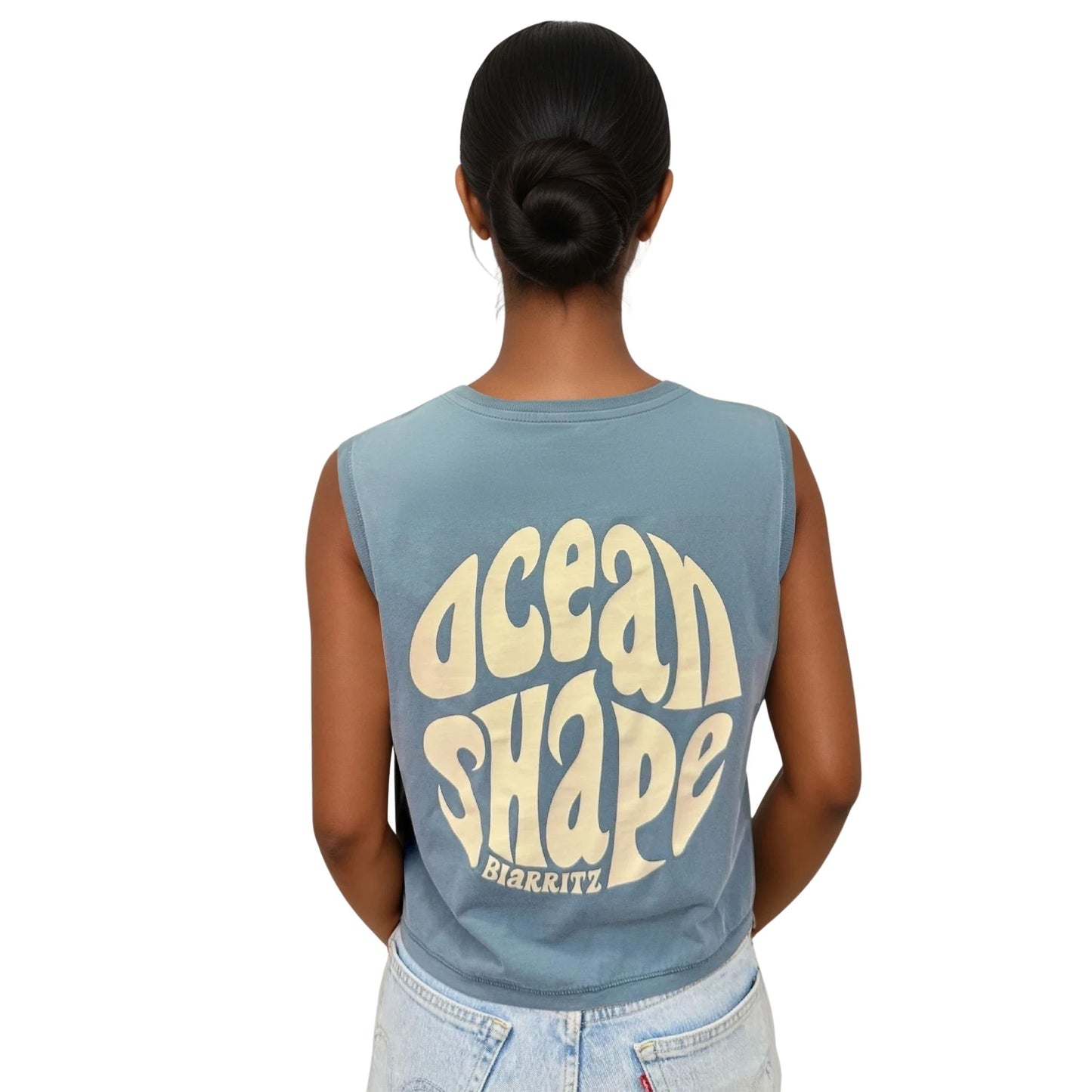 crop top gris mineral 100% coton biologique avec gros logo bubble ocean shape beige dans le dos, vu de dos sur mannequin femme