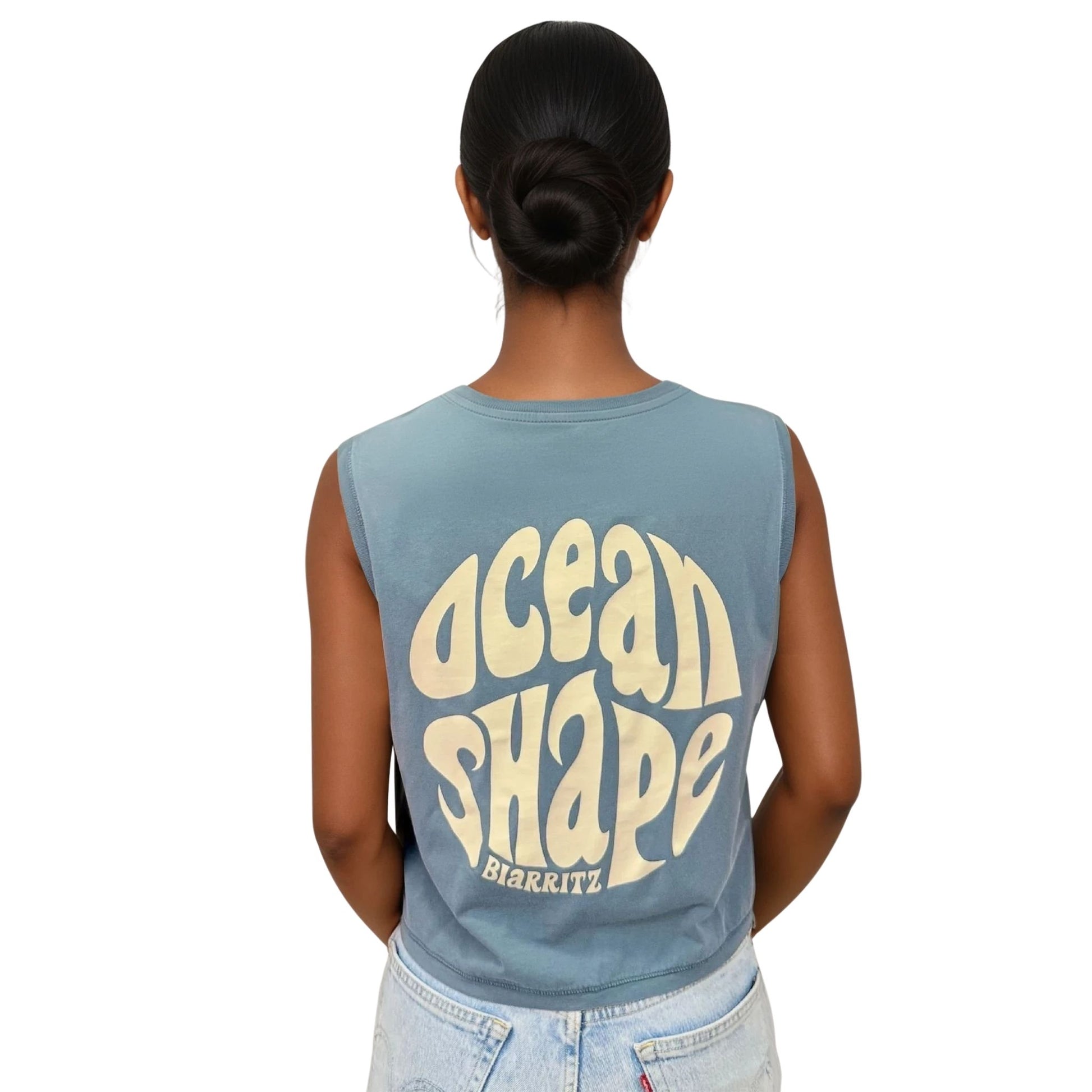 crop top gris mineral 100% coton biologique avec gros logo bubble ocean shape beige dans le dos, vu de dos sur mannequin femme