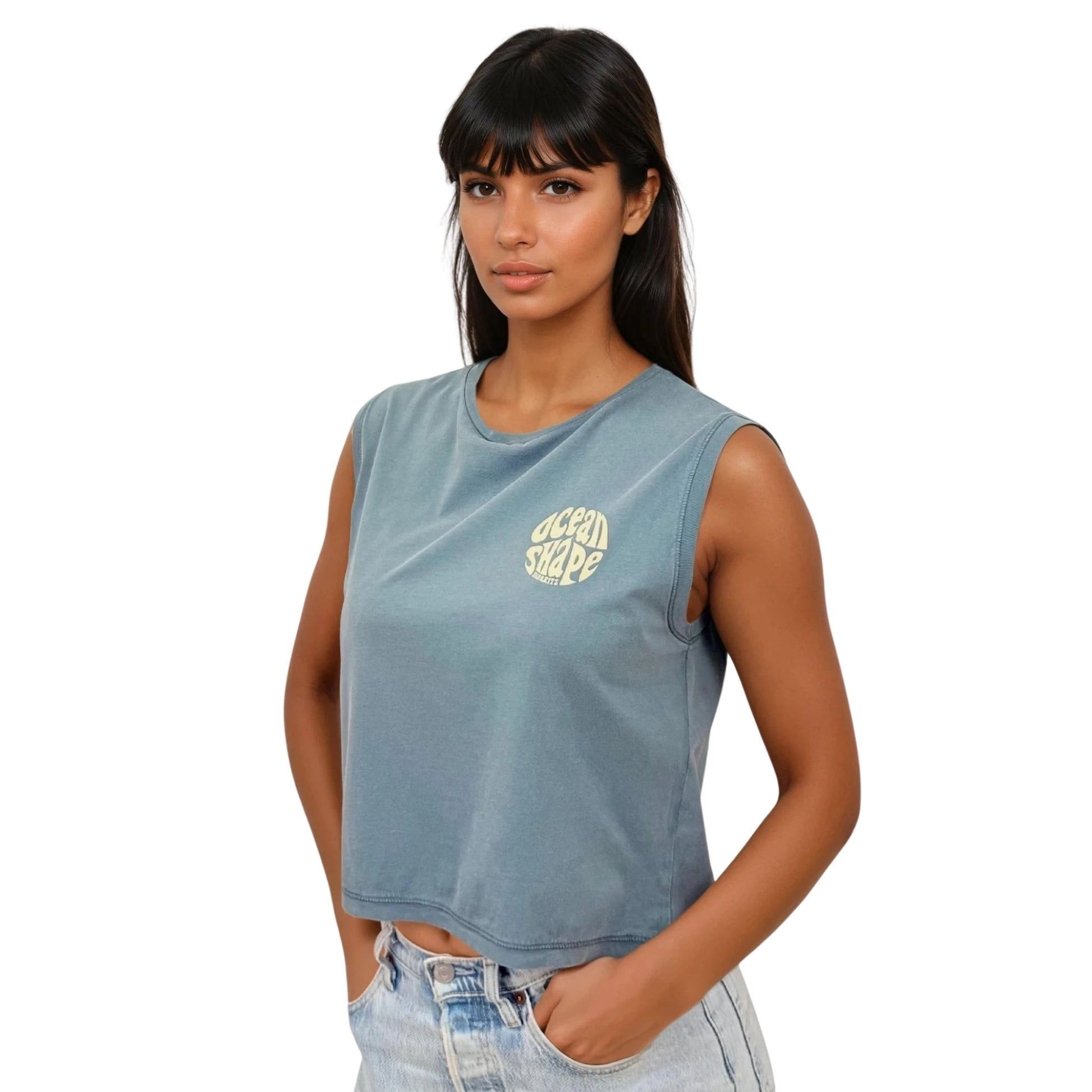 crop top gris mineral 100% coton biologique avec petit logo bubble ocean shape beige sur la poitrine, vu de face sur mannequin femme