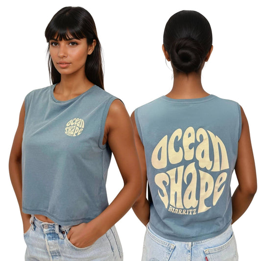 Crop top mineral grey 100% coton biologique avec petit logo bubble "ocean shape biarritz" beige sur la poitrine et gros logo bubble "Ocean Shape Biarritz" beige dans le dos, vu de face et de dos sur mannequin femme