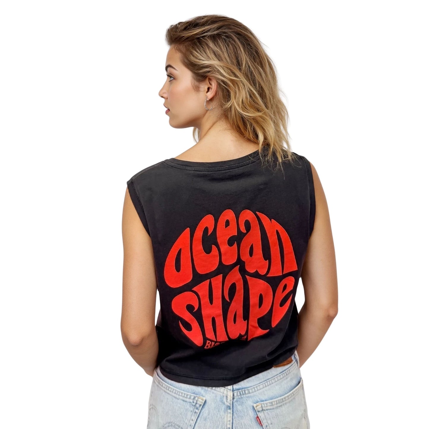 Crop top noir 100% coton biologique avec gros logo bubble "ocean shape biarritz" rouge dans le dos, vu de dos sur mannequin femme