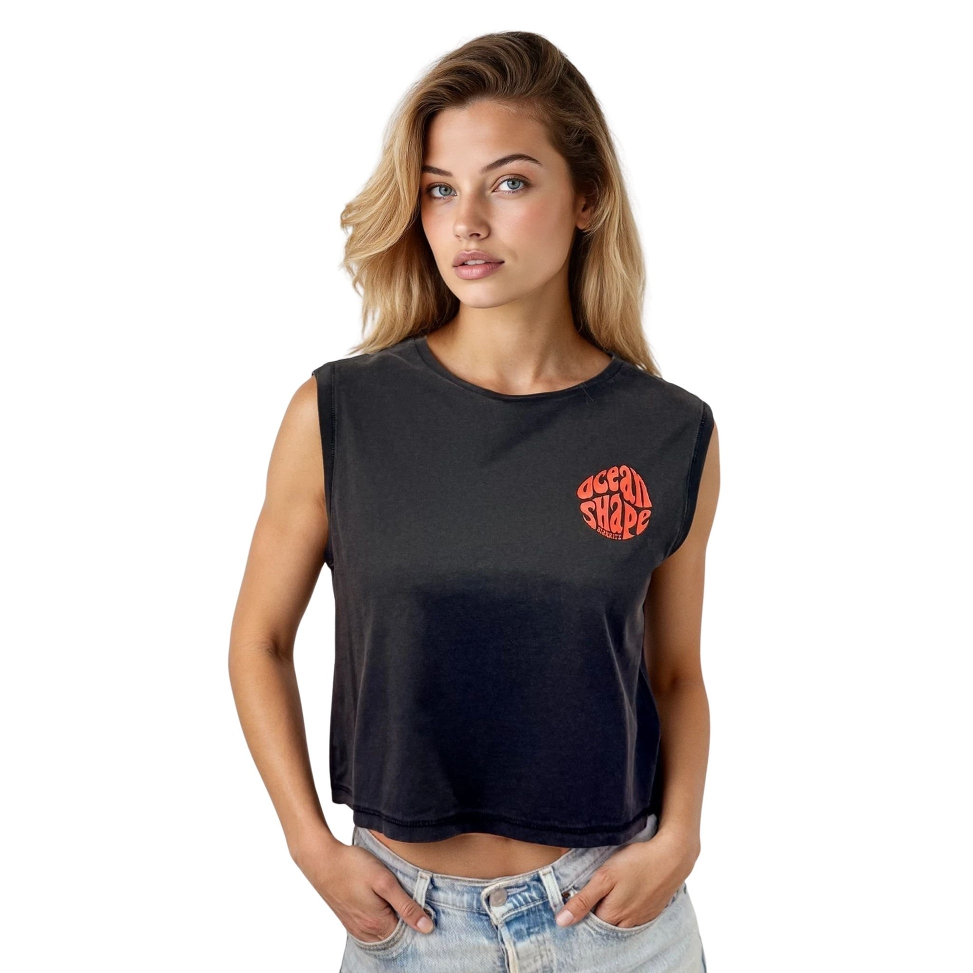 Crop top noir 100% coton biologique avec petit logo bubble "ocean shape Biarritz" rouge sur la poitrine gauche, vu de face sur mannequin femme