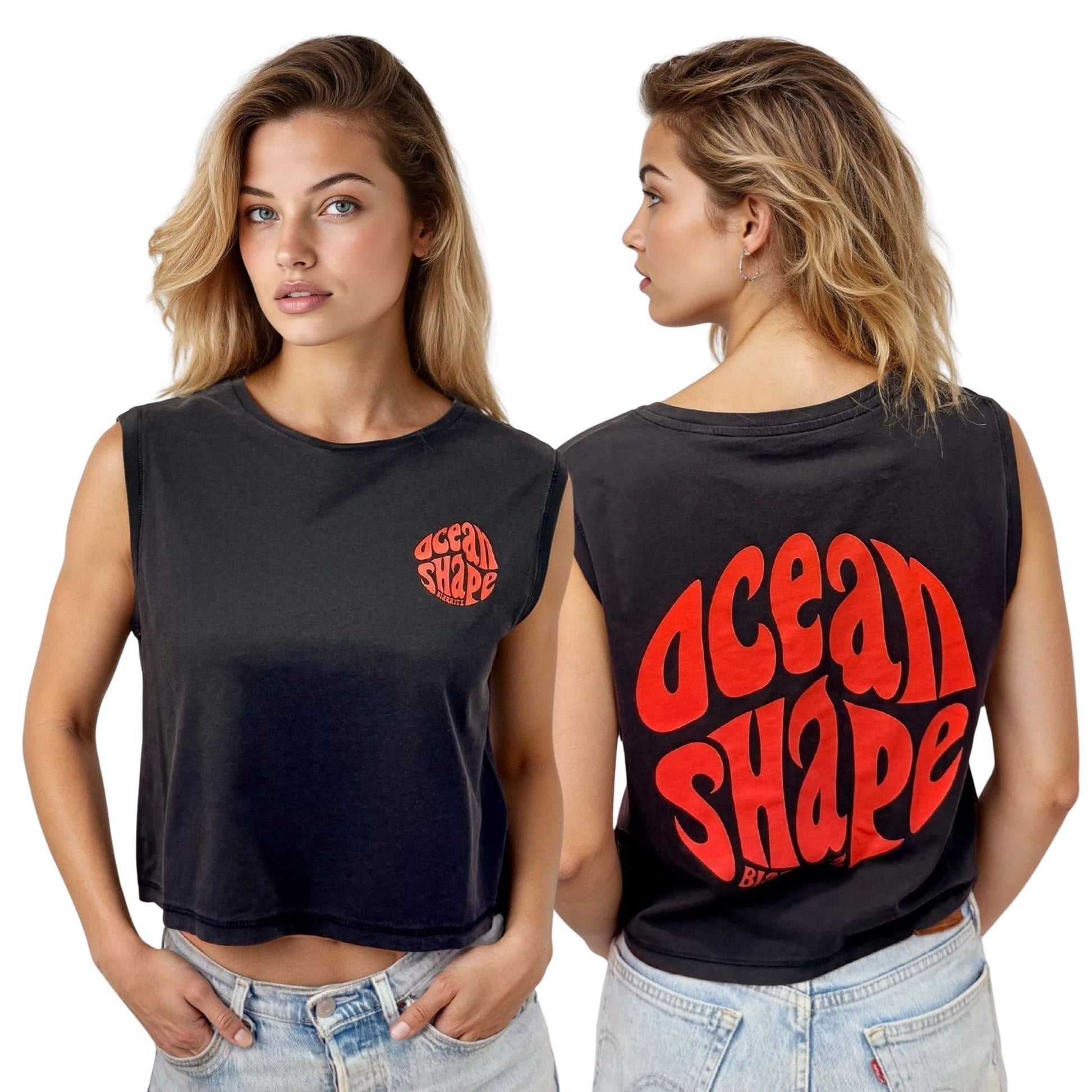 Crop top noir 100% coton biologique avec petit logo bubble "ocean shape biarritz" rouge sur la poitrine et gros logo bubble "Ocean Shape Biarritz" rouge dans le dos, vu de face et de dos sur mannequin femme