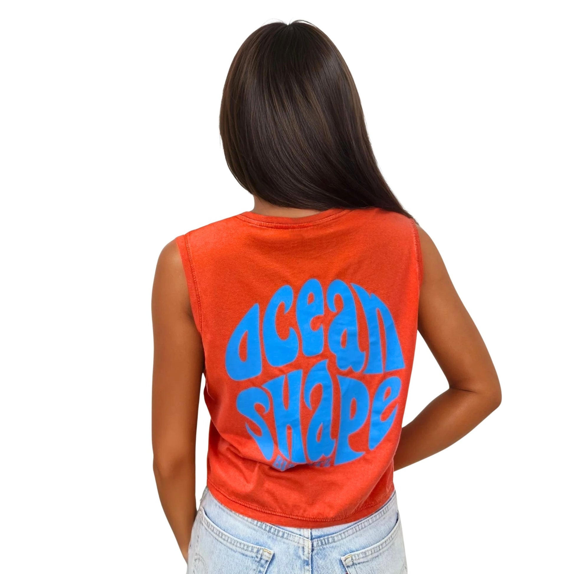 crop top rouge 100% coton biologique avec gros logo ocean shape bubble bleu dans le dos, vu de dos sur mannequin femme
