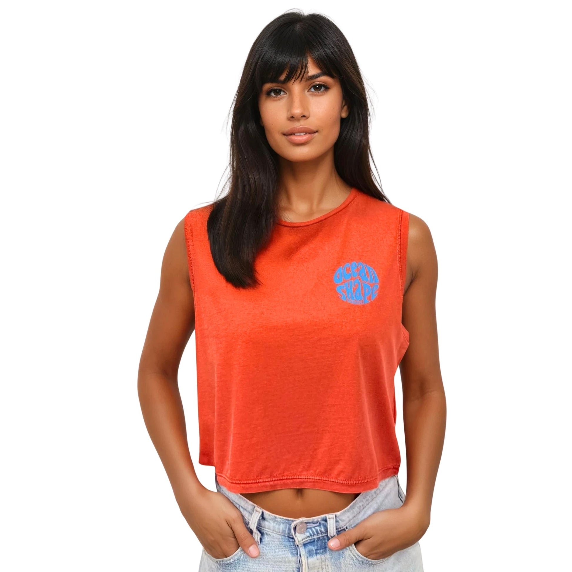 crop top rouge 100% coton biologique avec petit logo ocean shape bubble rouge sur la poitrine, vu de face sur mannequin femme