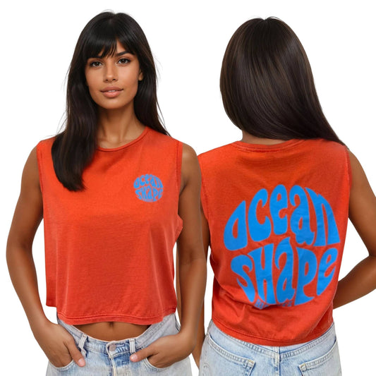 Crop top paprika 100% coton biologique avec petit logo bubble "ocean shape biarritz" bleu sur la poitrine et gros logo bubble "Ocean Shape Biarritz" bleu dans le dos, vu de face et de dos sur mannequin femme
