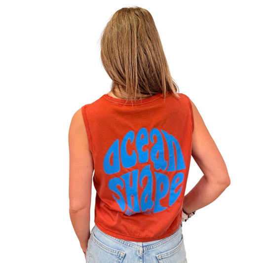 crop top rouge 100% coton biologique avec gros logo ocean shape bubble bleu dans le dos, vu de dos sur mannequin femme
