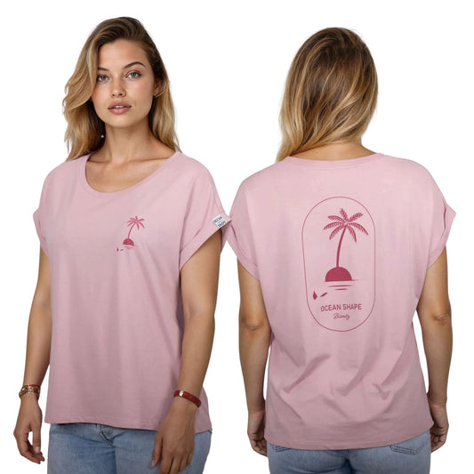 Tee-shirt femme en coton biologique rose pale avec, de face, un petit dessin palmier sur île couleur framboise sur la poitrine et de dos, un gros dessin palmier sur île et écriture « ocean shape Biarritz » couleur framboise dans le haut du dos.
Vu de face et de dos sur mannequin femme 