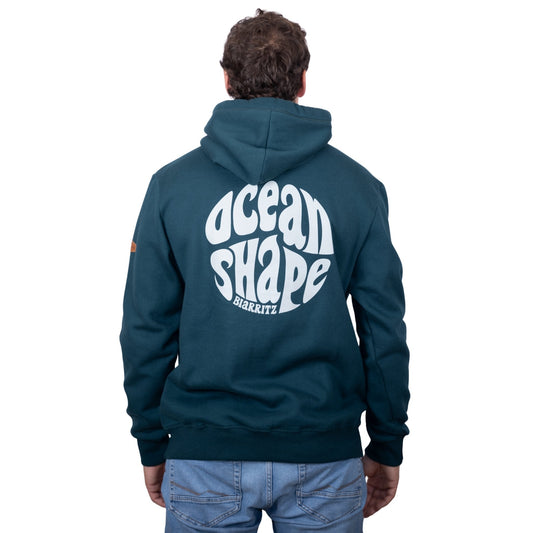 Sweat unisexe à capuche vert foncé avec grand logo bubble "Ocean Shape Biarritz" beige dans le dos, vu de dos sur mannequin homme