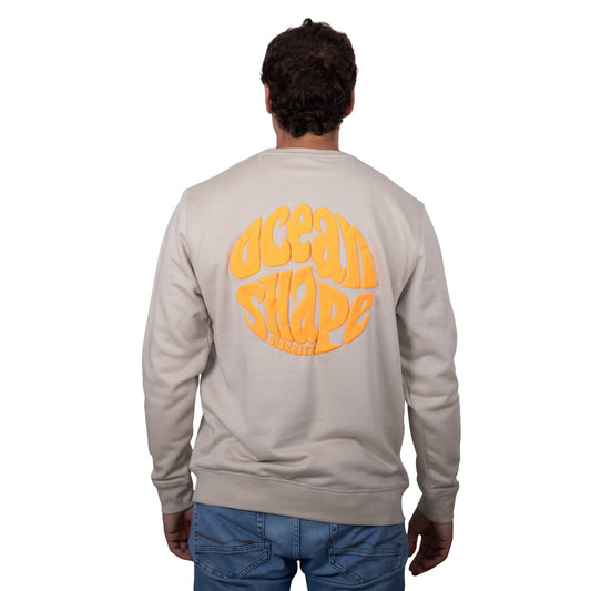 Sweat unisexe sans capuche Desert Dust avec grand logo bubble "ocean shape biarritz" orange fluo dans le dos, vu de dos sur mannequin homme
