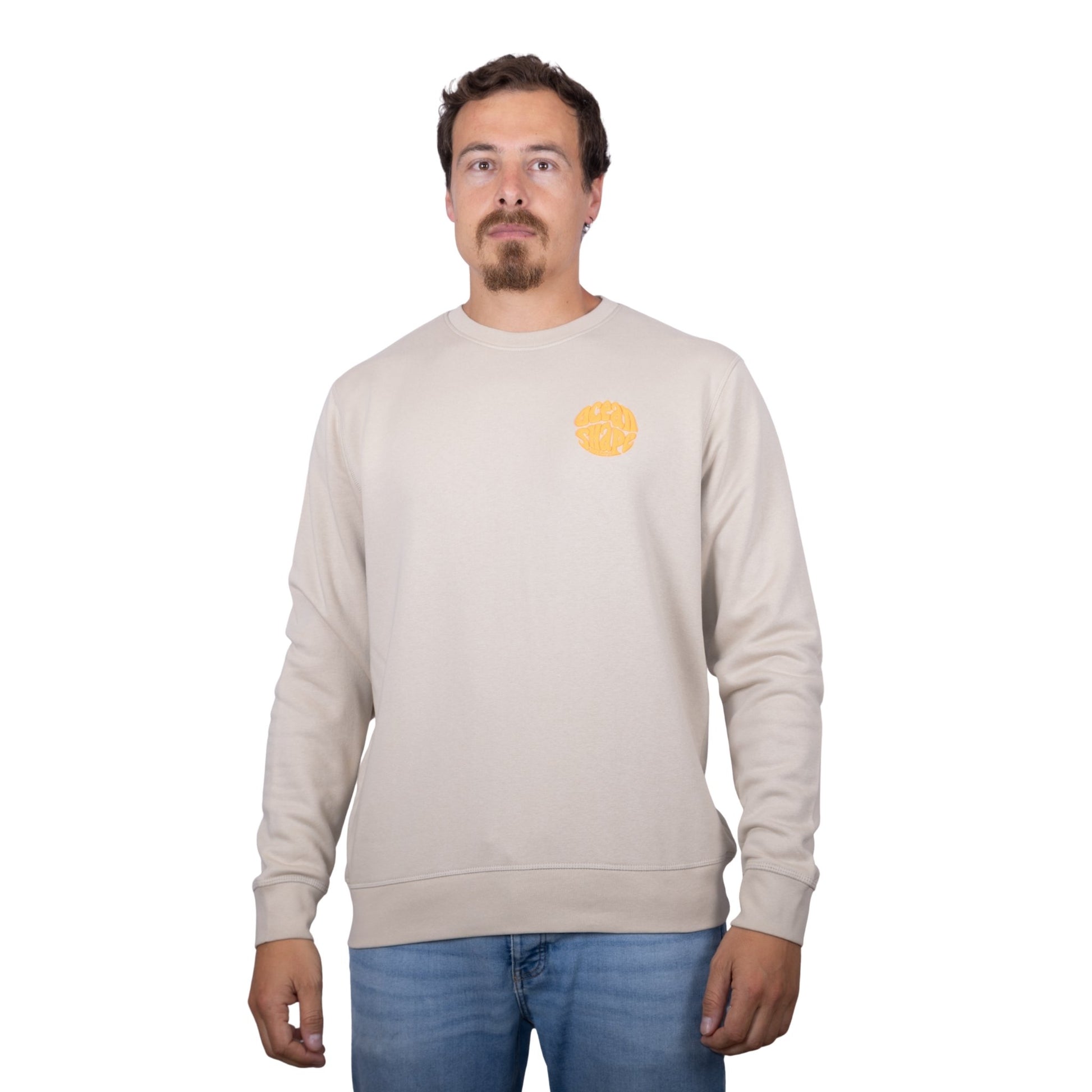 Sweat unisexe sans capuche Desert Dust avec petit logo bubble "ocean shape biarritz" orange fluo sur la poitrine, vu de face sur mannequin homme.