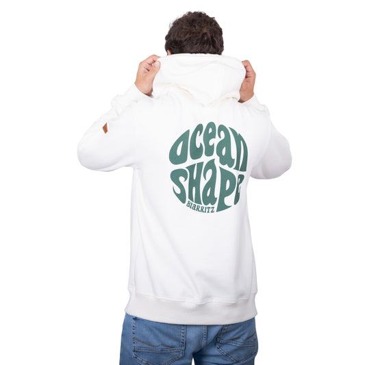 Sweat unisexe à capuche écru avec gros logo bubble "Ocean Shape Biarritz" vert dans le dos, vu de dos sur mannequin homme
