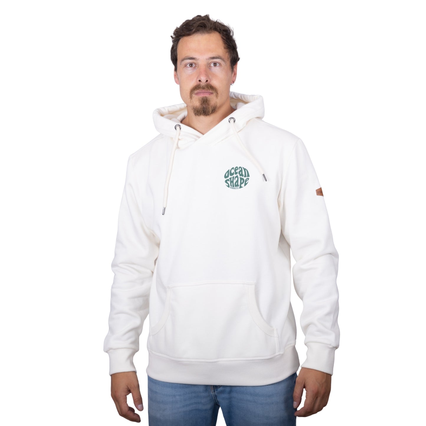 Sweat unisexe à capuche écru avec petit logo bubble "Ocean Shape Biarritz" vert sur la poitrine, vu de face sur mannequin homme