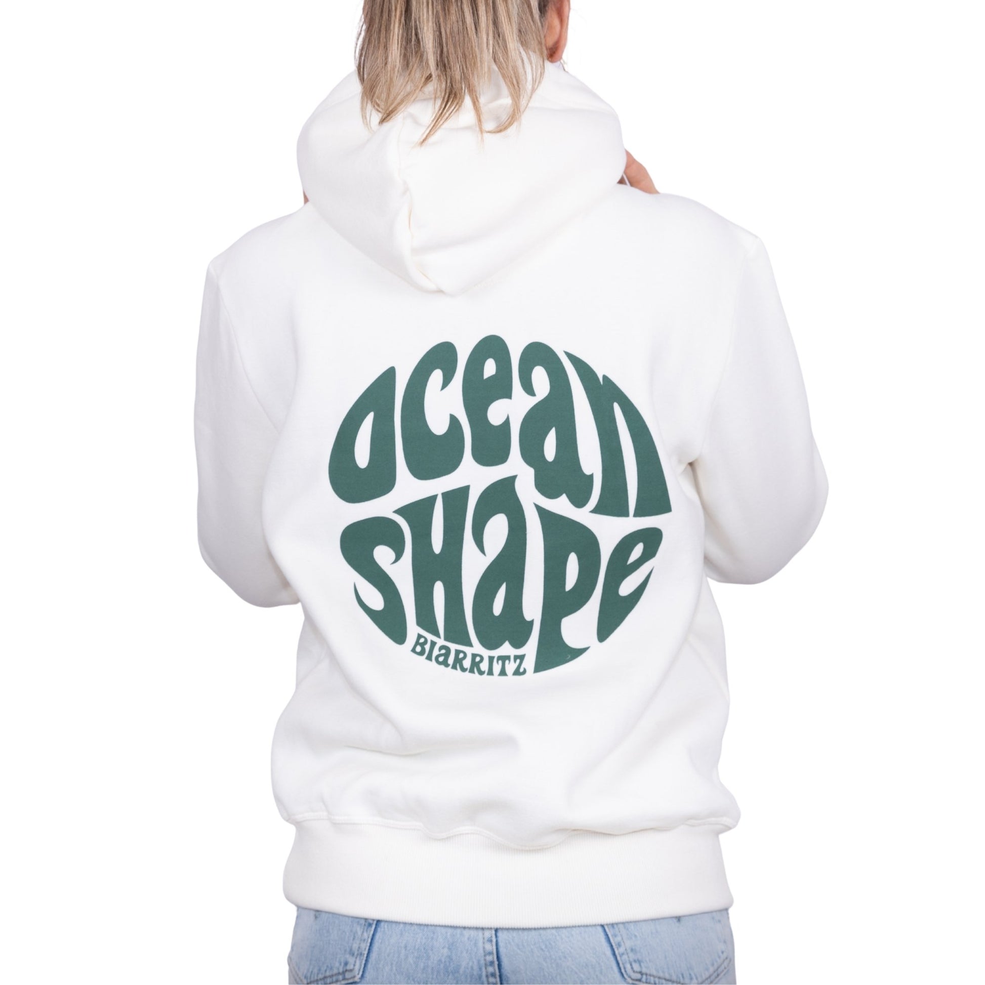 Sweat unisexe à capuche écru avec gros logo bubble "Ocean Shape Biarritz" vert dans le dos, vu de dos sur mannequin femme