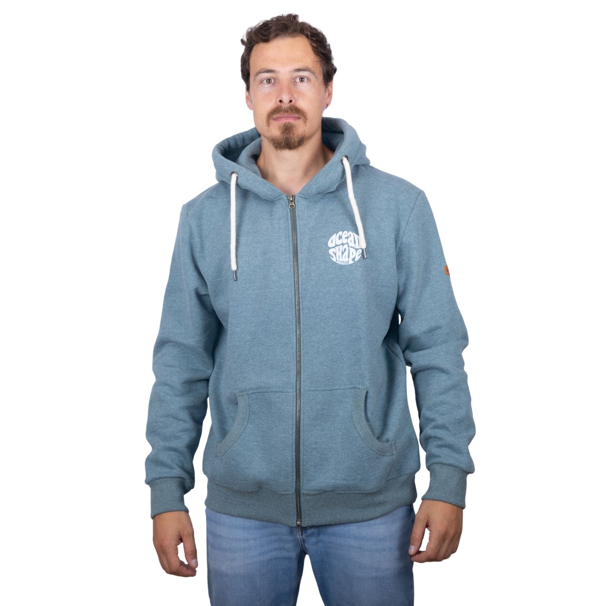 Sweat unisexe zippé à capuche vert emeraude avec petit logo bubble "Ocean Shape Biarritz" ecru sur la poitrine, vu de face sur mannequin homme