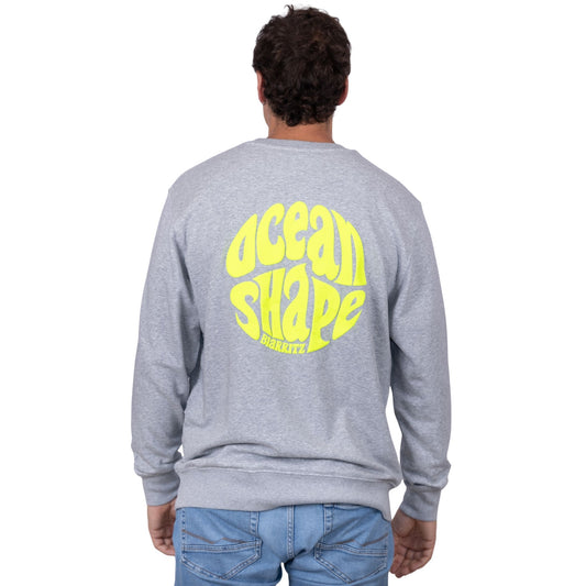 Sweat unisexe sans capuche gris anthracite avec grand logo bubble "ocean shape biarritz" jaune dans le dos, vu de dos sur mannequin homme.