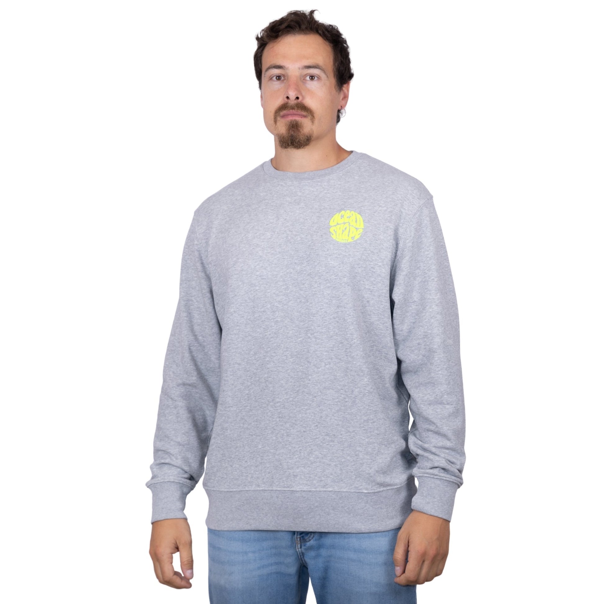 Sweat unisexe sans capuche gris anthracite avec petit logo bubble "ocean shape biarritz" jaune sur la poitrine, vu de face sur mannequin homme.