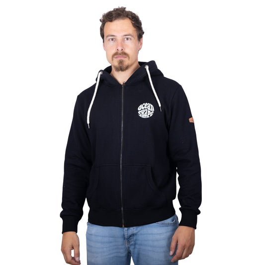 Sweat unisexe zippé à capuche noir avec petit logo bubble "Ocean Shape Biarritz" blanc sur la poitrine, vu de face sur mannequin homme