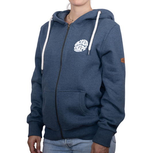 Sweat unisexe zippé à capuche bleu ocean avec petit logo bubble "Ocean Shape Biarritz" blanc sur la poitrine, vu de face sur mannequin femme
