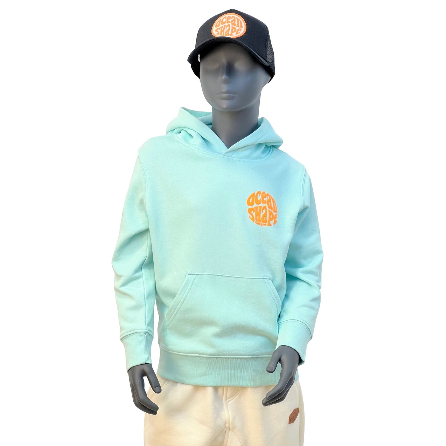 Sweat à capuche enfant, bleu ciel, avec petit logo bubble "Ocean Shape Biarritz" orange fluo sur la poitrine gauche.
Vu de face sur mannequin enfant.