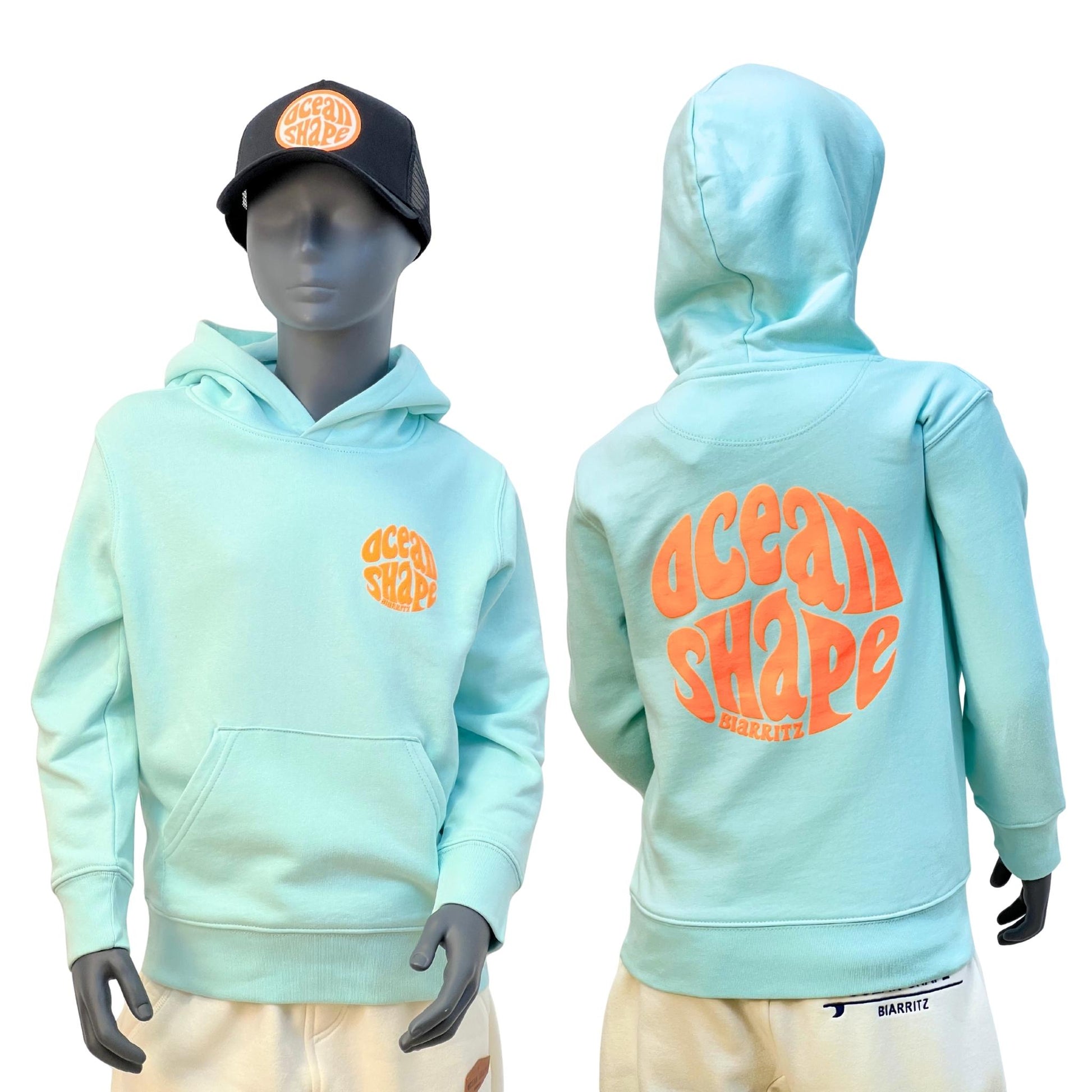 Sweat à capuche enfant, bleu ciel, avec petit logo bubble "Ocean Shape Biarritz" orange fluo sur la poitrine gauche et gros logo bubble "Ocean Shape Biarritz" orange fluo dans le dos.
Vu de face et de dos sur mannequin enfant.