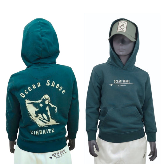 Sweat enfant à capuche vert bouteille en coton biologique.
Devant : signature "ocean shape biarritz" sur surf en beige sur la poitrine.
Dos : grand dessin de singe qui surf avec écriture "ocean shape biarritz" en beige.
Vu de dos et de face sur mannequin enfant. 