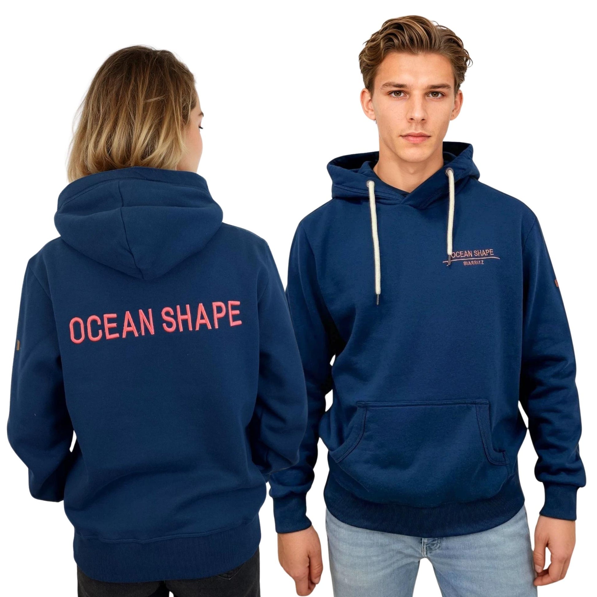 Sweat à capuche unisexe OceanShape couleur bleu paon, porté par une femme de dos et un homme de face.
A l'avant, logo "OceanShape" en majuscule, de couleur rose et brodé au milieu du dos.
A l'arrière, inscription "OceanShape" avec la mention "Biarritz" brodé en rose, et en majuscule.
Style casual et surf, inspiré de la côte basque.