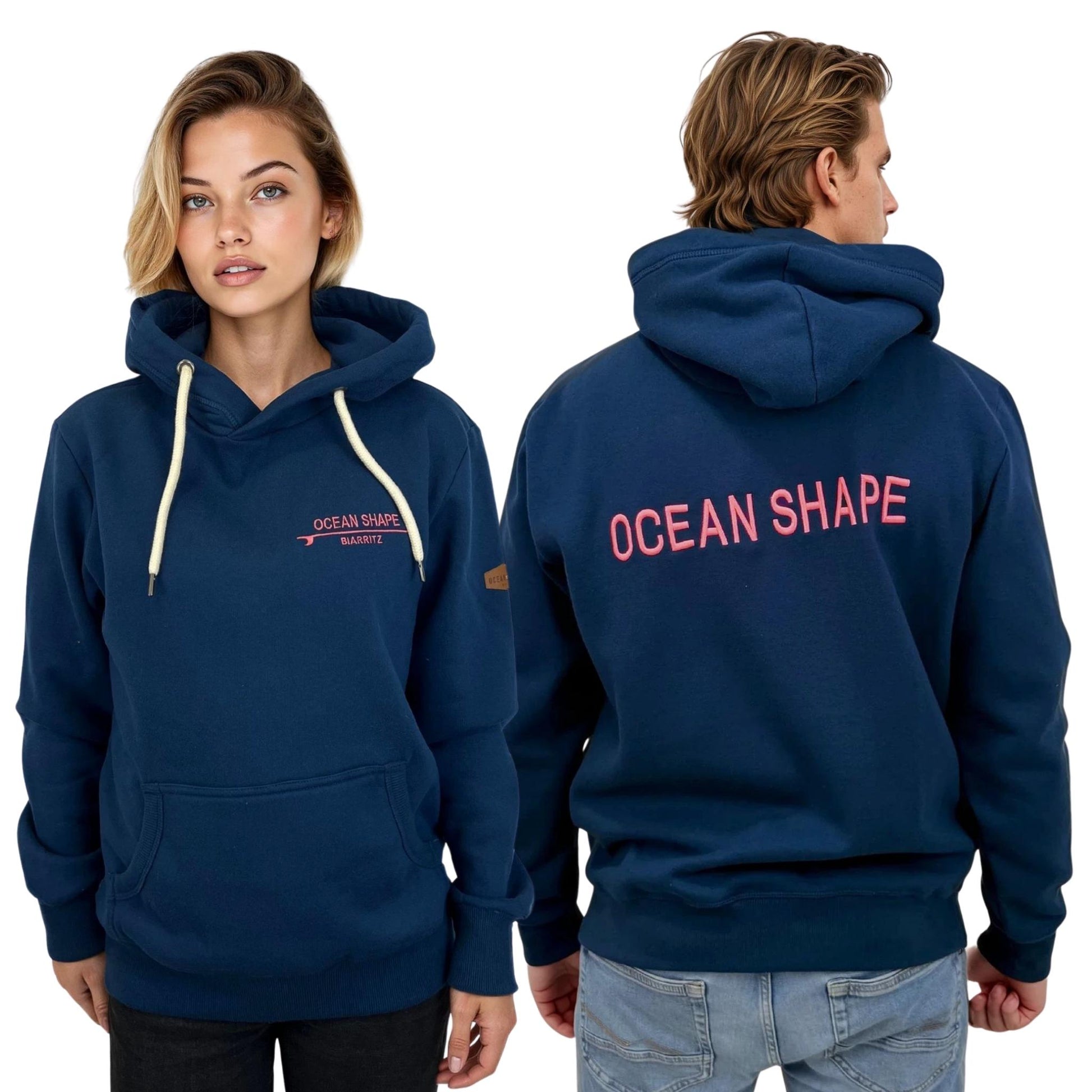 Sweat à capuche unisexe OceanShape couleur bleu paon, porté par une femme de face et un homme de dos.
A l'avant, logo "OceanShape" avec mention "Biarritz" rose et brodé sur la poitrine. 
A l'arrière, inscription "OceanShape" brodé en rose, en gros et en majuscule.
Style casual et surf, inspiré de la côte basque. 