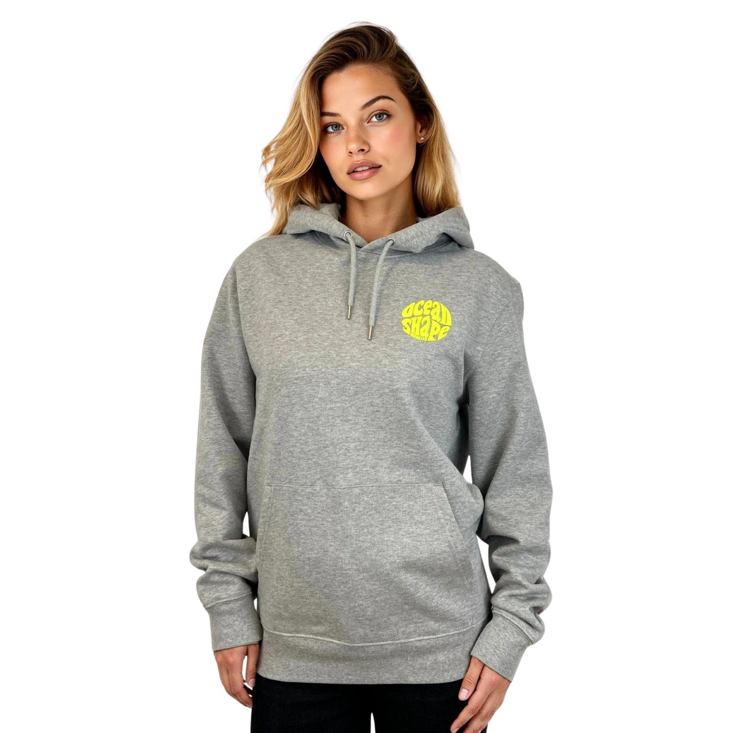 Sweat à capuche unisexe gris.
Petit logo bubble "Ocean Shape Biarritz" en encre gonflante jaune fluo sur la poitrine gauche.
Vu de face sur mannequin femme.