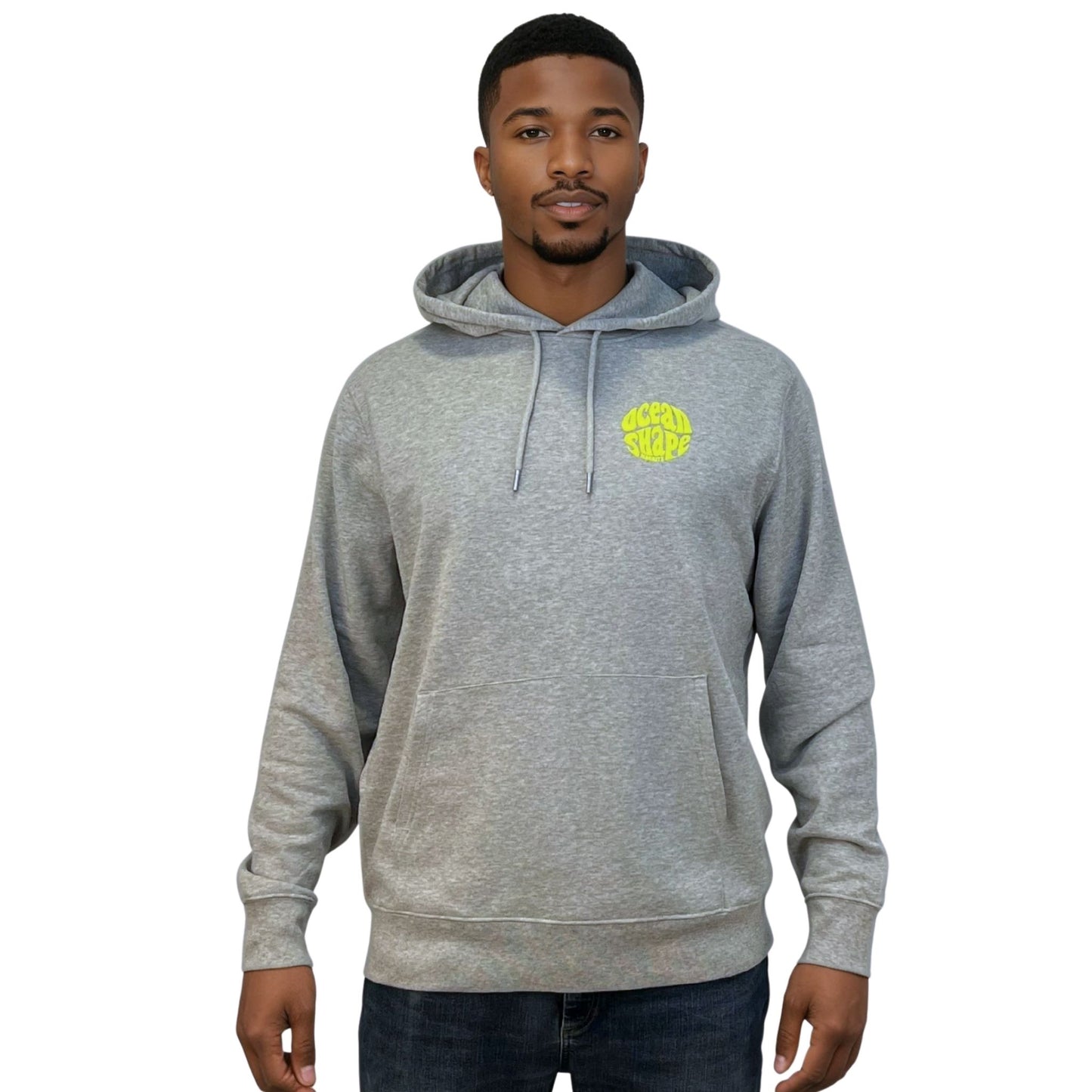 Sweat à capuche unisexe gris.
Petit logo bubble "Ocean Shape Biarritz" en encre gonflante jaune fluo sur la poitrine gauche.
Vu de face sur mannequin homme.