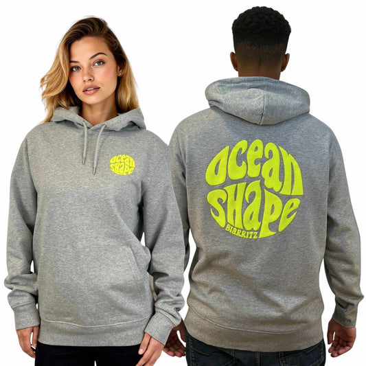Sweat à capuche unisexe gris.
Petit logo bubble "Ocean Shape Biarritz" en encre gonflante jaune fluo sur la poitrine gauche et gros logo bubble "Ocean Shape Biarritz" en encre gonflante jaune fluo dans le dos.
Vu de face sur mannequin femme et de dos sur mannequin homme.
