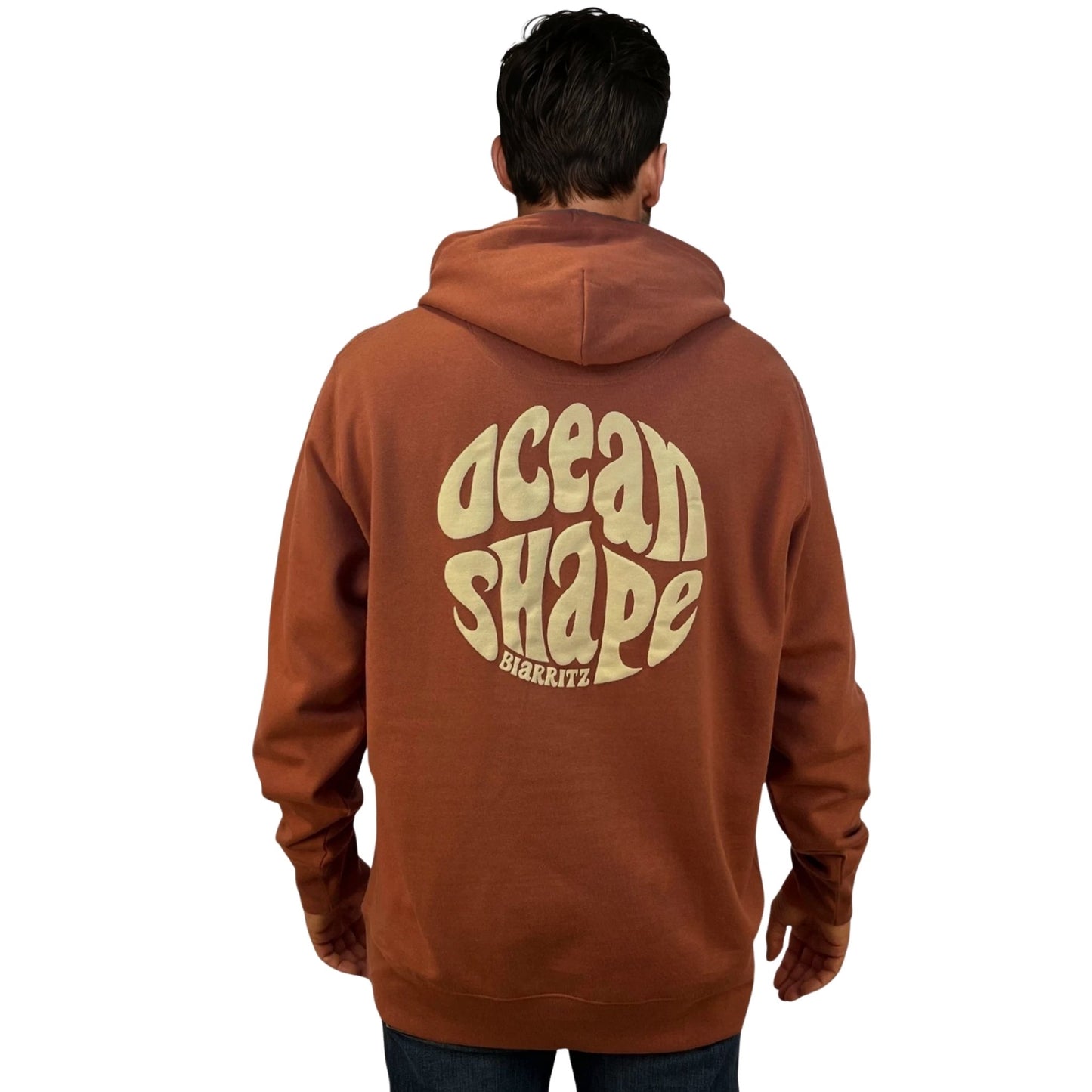 Sweat à capuche unisexe.
Gros logo bubble "Ocean Shape Biarritz" beige dans le dos.
Vu de dos sur mannequin homme.