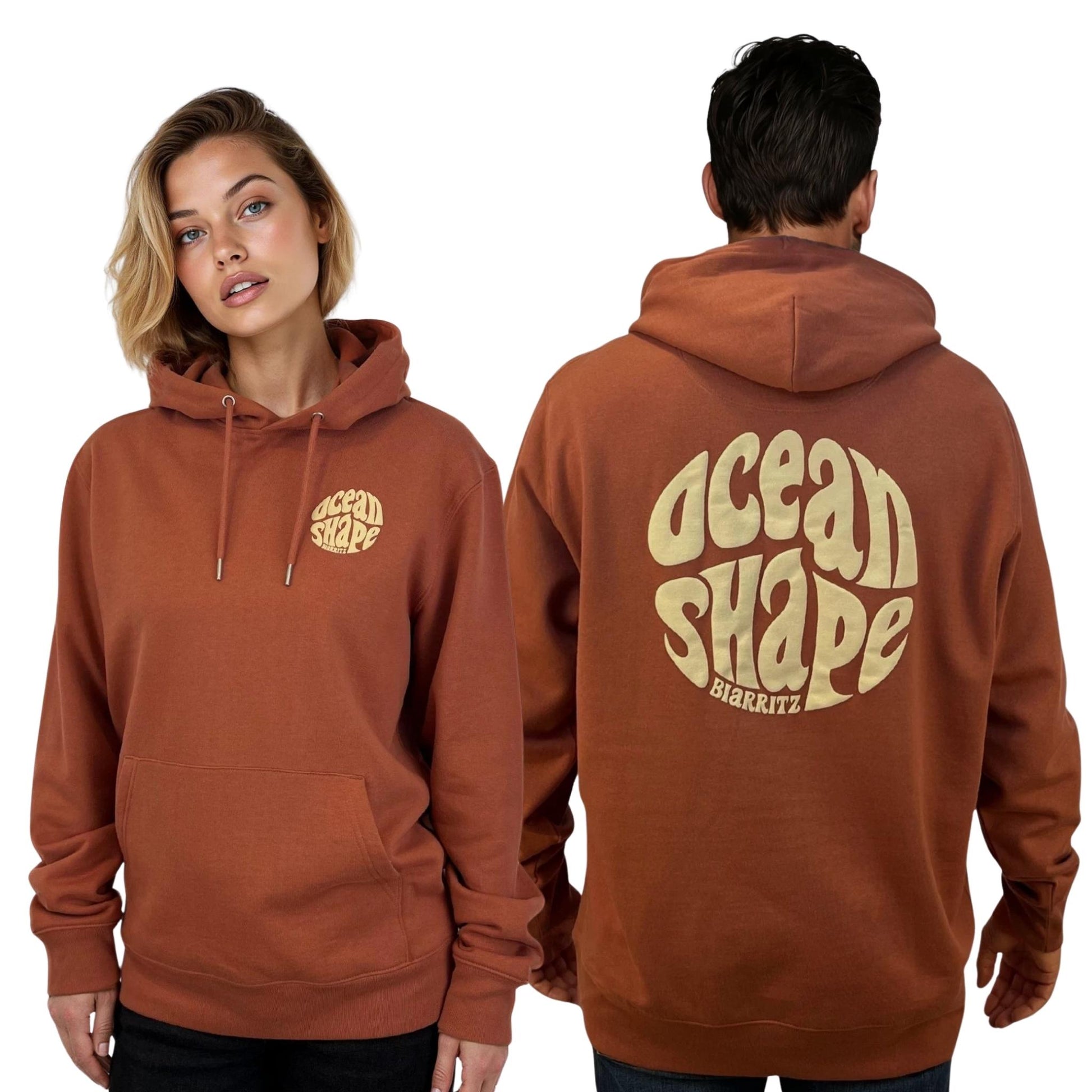 Sweat à capuche unisexe.
Petit logo bubble "Ocean Shape Biarritz" beige sur la poitrine gauche et gros logo bubble "Ocean Shape Biarritz" beige dans le dos.
Vu de face sur mannequin femme et de dos sur mannequin homme.