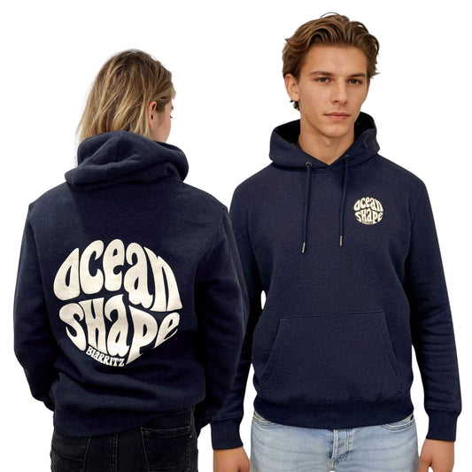 Sweat à capuche unisexe bleu chinois et logo blanc. 
Vue de dos mannequin femme.
Grand logo bubble "ocean shape biarritz".
Vu de face sur mannequin homme.
Petit logo bubble "ocean shape biarritz". 