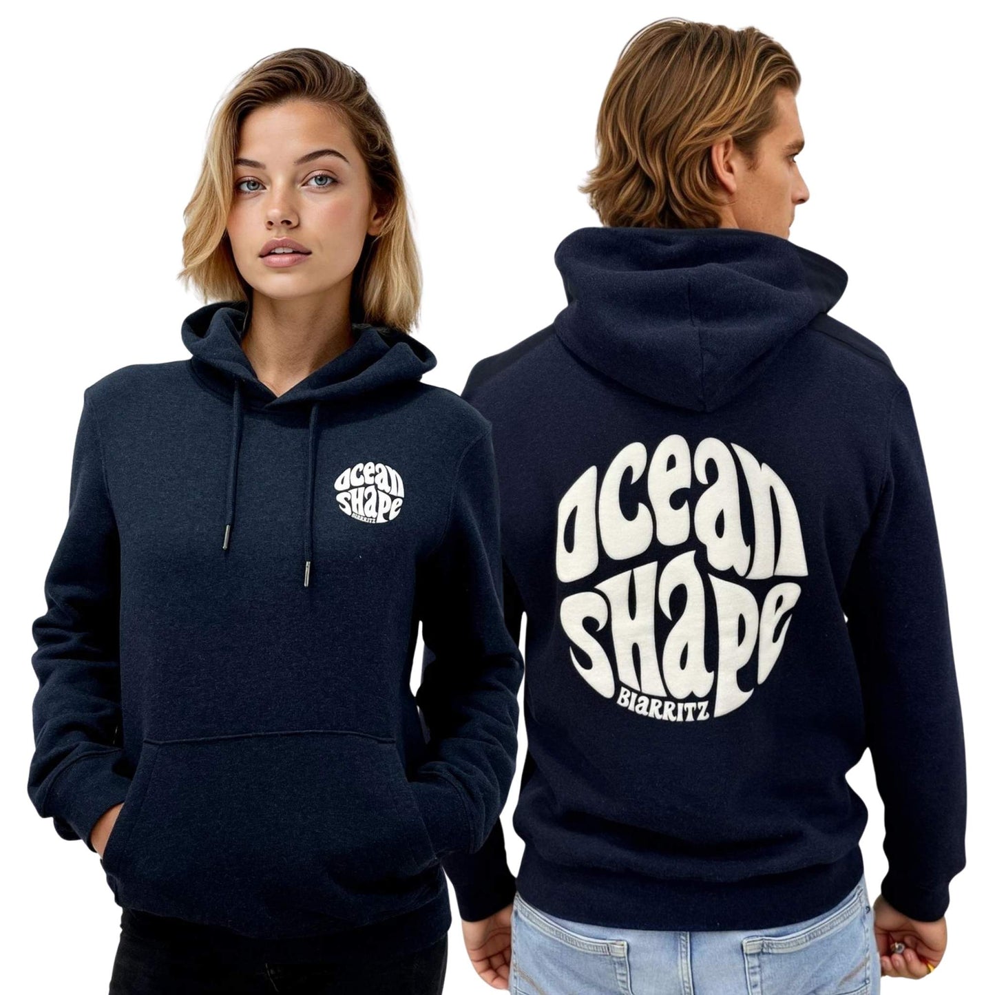 Sweat à capuche unisexe bleu chinois et logo blanc. 
Vue de face mannequin femme.
Petit logo bubble "ocean shape biarritz".
Vu de dos sur mannequin homme.
Grand logo bubble "ocean shape biarritz". 