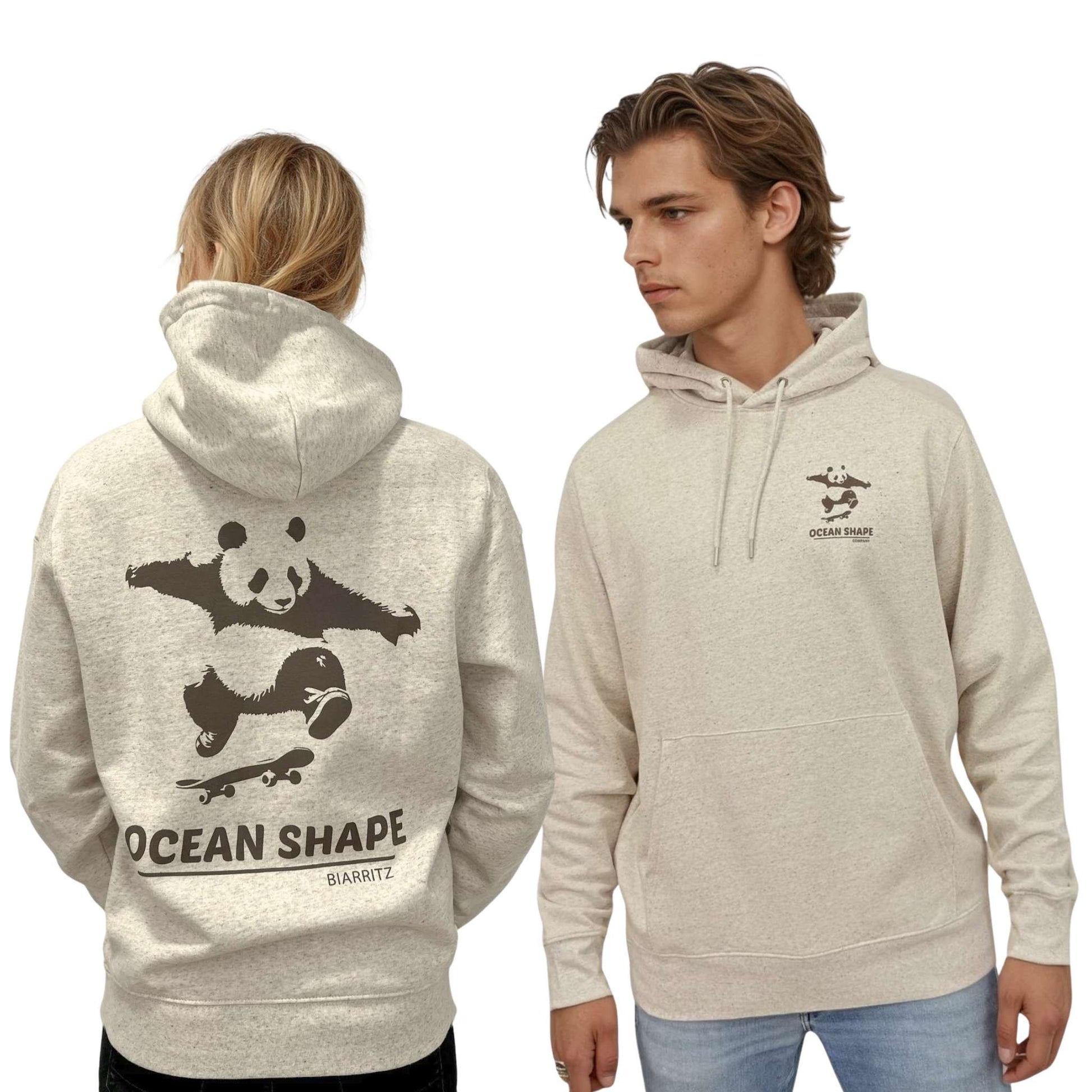 Sweat à capuche unisexe beige chiné.
Vu de dos sur mannequin femme. Gros logo du panda faisant du skate et "ocean shape Biarritz" de couleur marron en dessous.
Vue de face mannequin homme avec le petit logo.