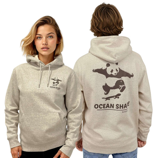 Sweat à capuche unisexe beige chiné.
Petit logo "ocean shape biarritz" avec une illustration d'un panda sur un skate, en couleur marron sur le devant.
Vu de dos sur mannequin homme. Gros logo du panda faisant du skate et "ocean shape Biarritz" de couleur marron en dessous.