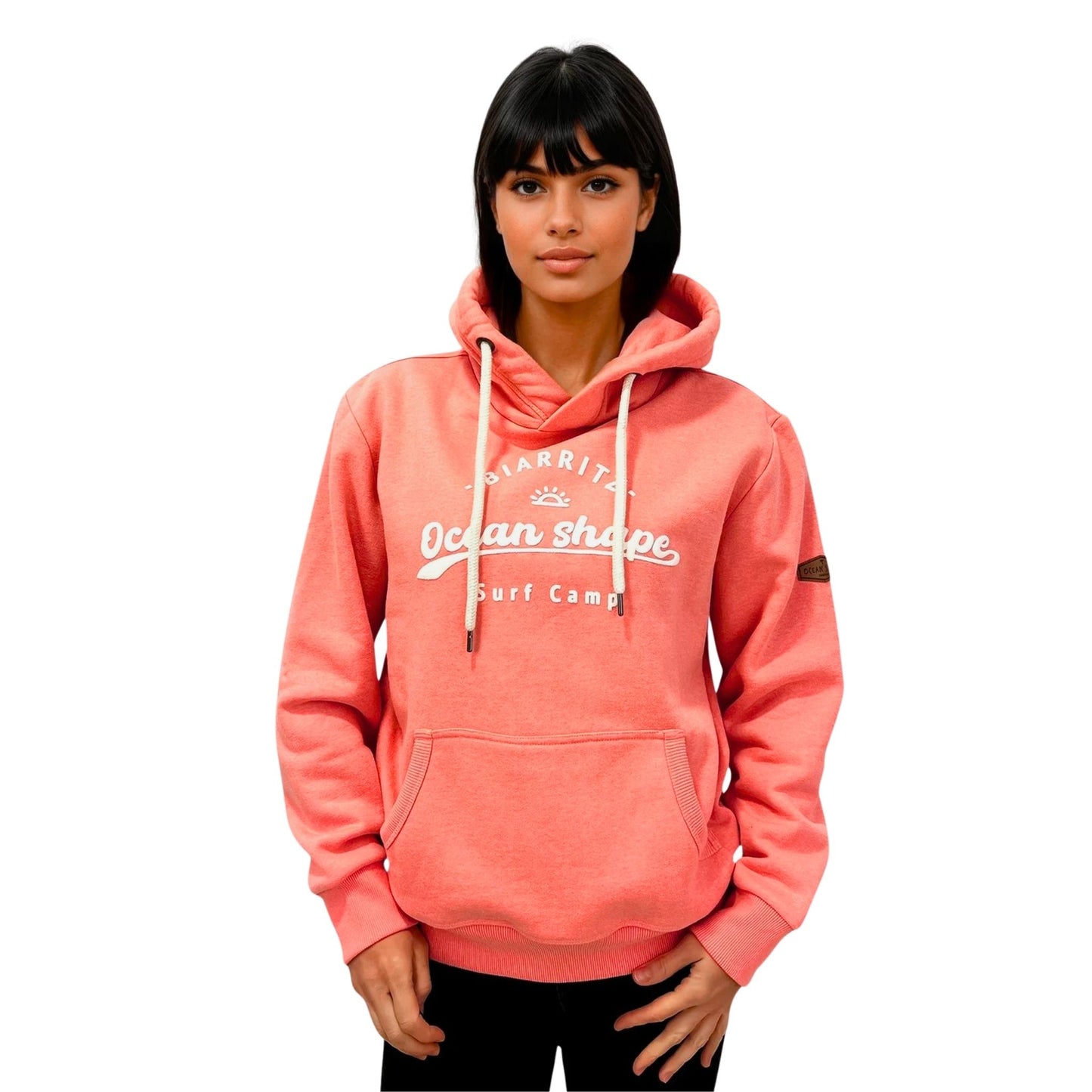 sweat à capuche ocean shape en coton biologique corail avec écriture "biarritz, ocean shape, surf camp" en encre gonflante blanche sur la poitrine, vu de face sur mannequin femme