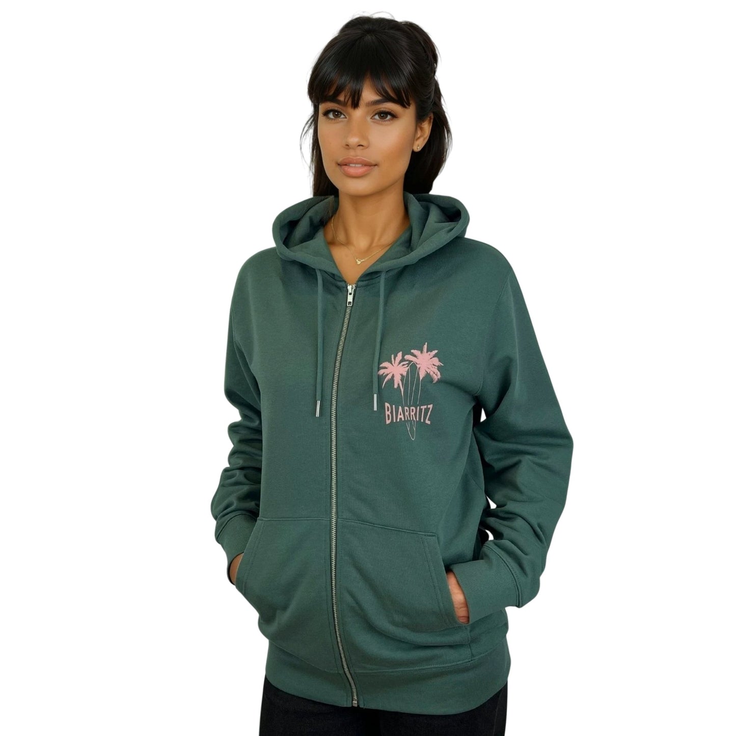 Sweat à capuche zippé OceanShape  unisexe glazed green.
Vu de face sur mannequin femme.
Devant : écriture "Biarritz" avec une planche et deux palmiers en rose sur la poitrine gauche.
Style casual et surf inspiré de la côte basque.