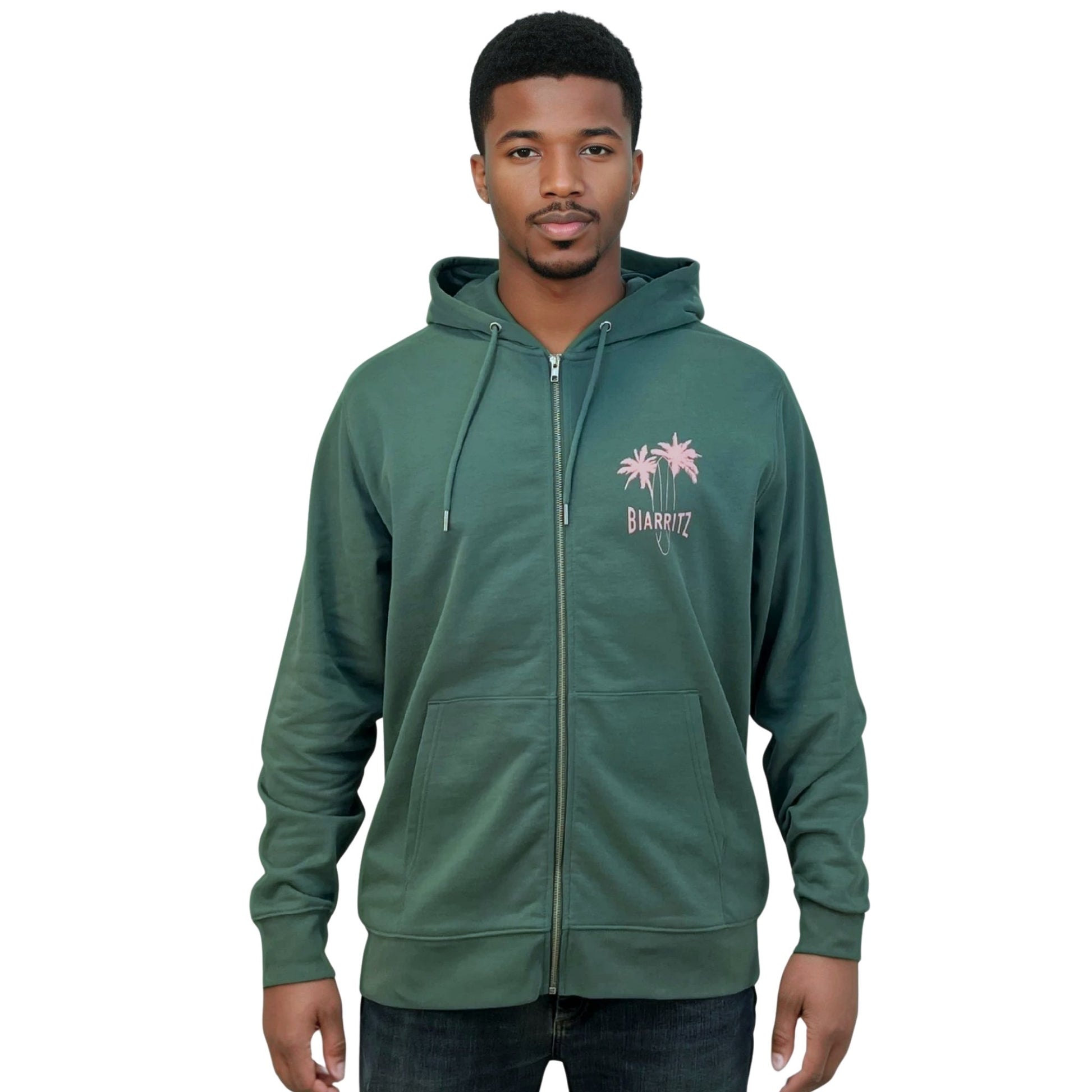 Sweat à capuche zippé OceanShape  unisexe glazed green.
Vu de face sur mannequin homme.
Devant : écriture "Biarritz" avec une planche et deux palmiers en rose sur la poitrine gauche.
Style casual et surf inspiré de la côte basque.