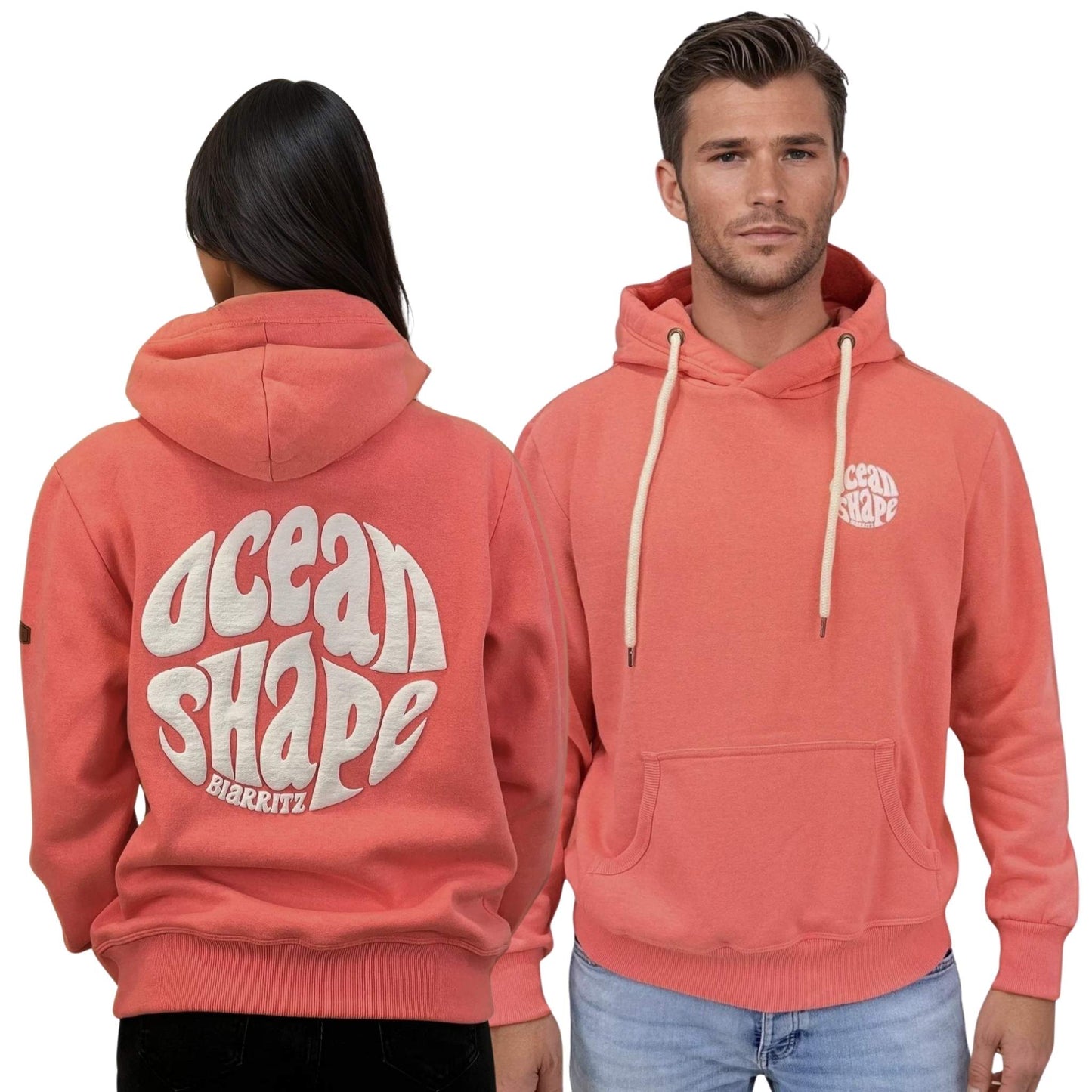 Sweat à capuche unisexe corail.
Petit logo bubble "Ocean Shape Biarritz" en encre gonflante blanche sur la poitrine gauche et gros logo bubble "Ocean Shape Biarritz" en encre gonflante blanche dans le dos.
Vu de dos sur mannequin femme et de face sur mannequin homme.