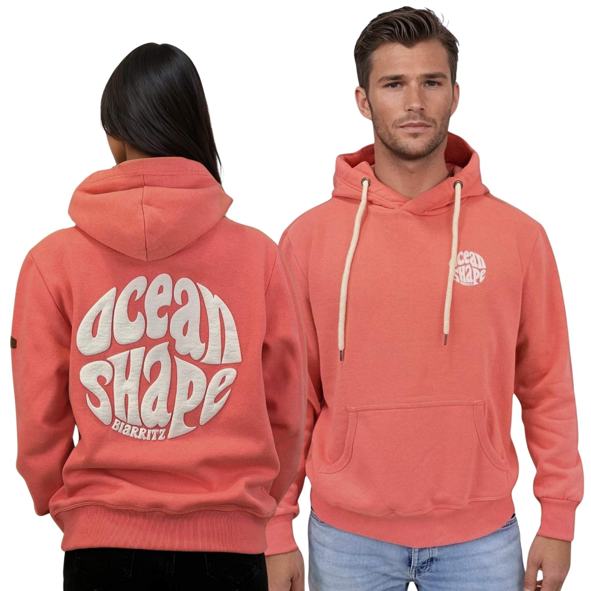 Sweat à capuche unisexe corail.
Petit logo bubble "Ocean Shape Biarritz" en encre gonflante blanche sur la poitrine gauche et gros logo bubble "Ocean Shape Biarritz" en encre gonflante blanche dans le dos.
Vu de dos sur mannequin femme et de face sur mannequin homme.