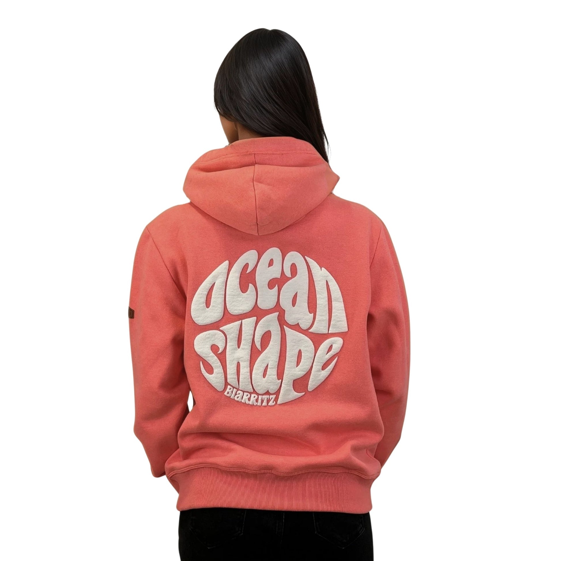 Sweat à capuche unisexe corail.
Gros logo bubble "Ocean Shape Biarritz" en encre gonflante blanche dans le dos.
Vu de dos sur mannequin femme.