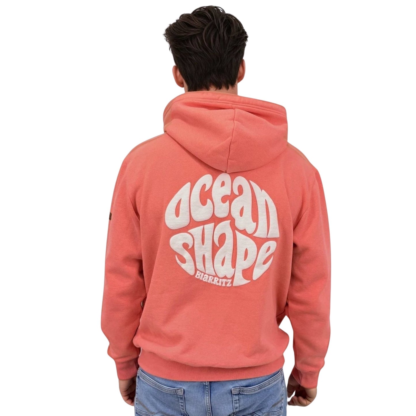 Sweat à capuche unisexe corail.
Gros logo bubble "Ocean Shape Biarritz" en encre gonflante blanche dans le dos.
Vu de dos sur mannequin homme.
