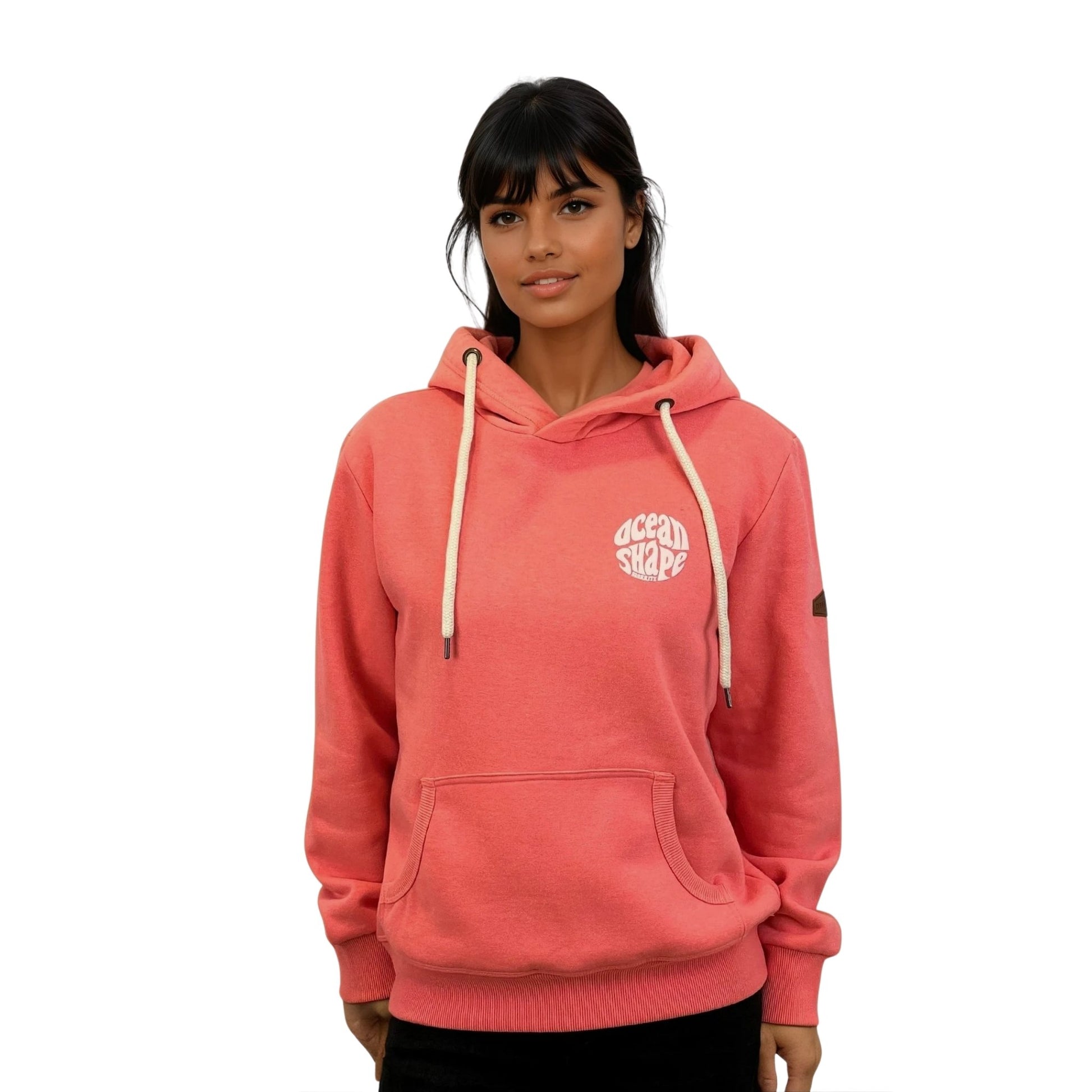 Sweat à capuche unisexe corail.
Petit logo bubble "Ocean Shape Biarritz" en encre gonflante blanche sur la poitrine gauche.
Vu de face sur mannequin femme.