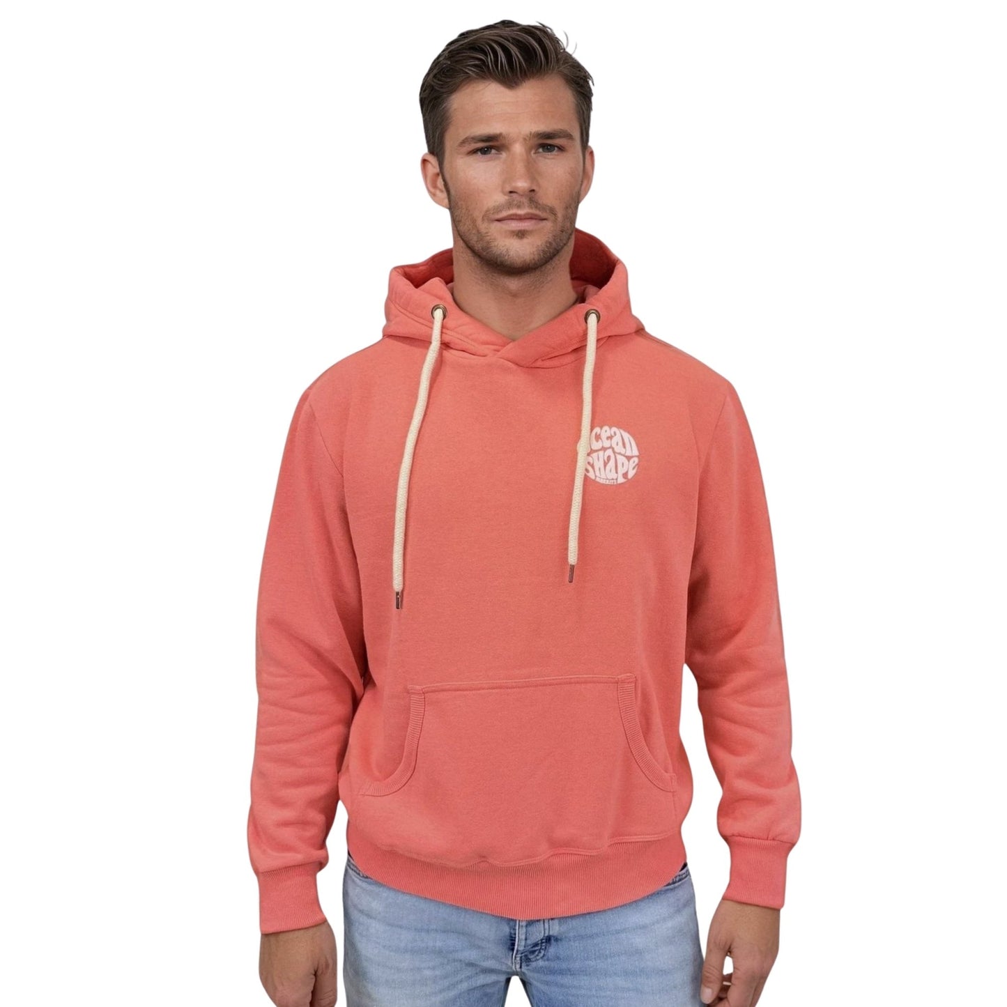 Sweat à capuche unisexe corail.
Petit logo bubble "Ocean Shape Biarritz" en encre gonflante blanche sur la poitrine gauche.
Vu de face sur mannequin homme.
