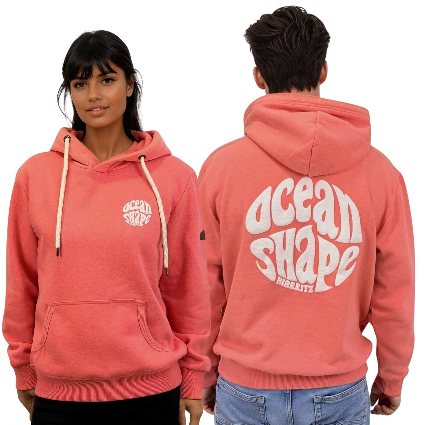 Sweat à capuche unisexe corail.
Petit logo bubble "Ocean Shape Biarritz" en encre gonflante blanche sur la poitrine gauche et gros logo bubble "Ocean Shape Biarritz" en encre gonflante blanche dans le dos.
Vu de face sur mannequin femme et de dos sur mannequin homme.